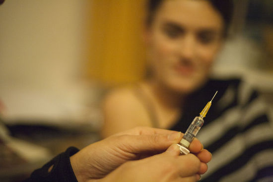 Nurse Lisa beim Kalibrieren der Nadel für Mimis Arm...