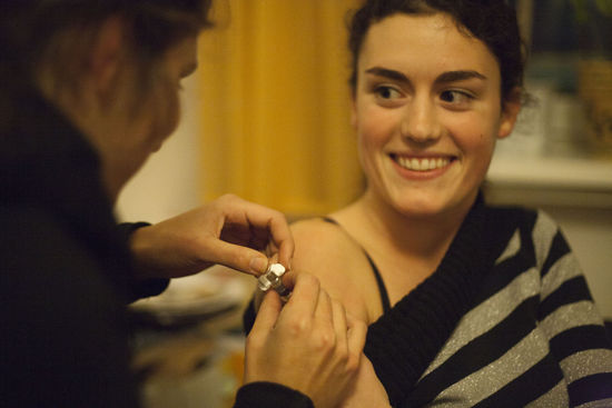 Ein Stück spitzes Metall im Oberarm, und trotzdem entspannt lächeln...Respekt!