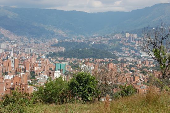 So, hier nun von oben, auf dem grünen Hügel mitten in der Stadt: Pueblito Paisa (siehe Kapitel "Medellin von oben")