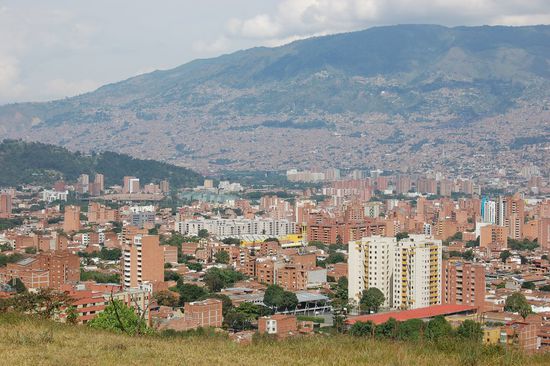 Das gelbe Gebäude ist unser Exito, das große Einkaufszentrum (vergleichbar mit Interspar)