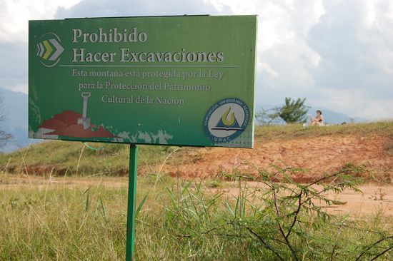 "Herumgraben am Hügel verboten!"