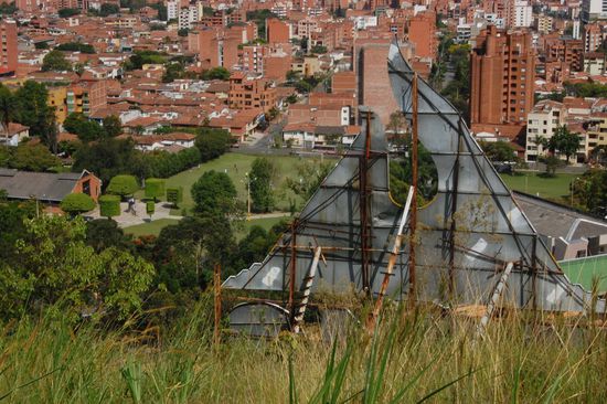 Das UNAC Schild von hinten (kommt später noch von vorn). In der Mitte links sind die kunstvoll geschnittenen Bäume zu sehen, die ihr ja auch schon kennt.