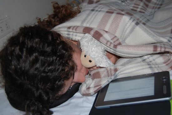 Mica und Mimi sind zusammen beim Lesen eingeschlafen...