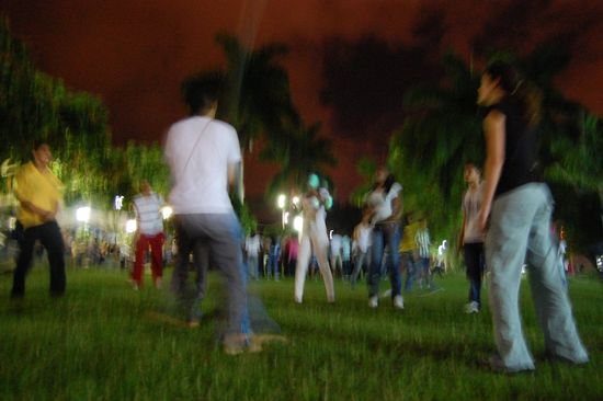 Mimi und Ferney beim Volleyballspielen im Kreis, da das Feld noch von den Basketballern besetzt war. Hat sich aber im Laufe des Abends dann geändert.