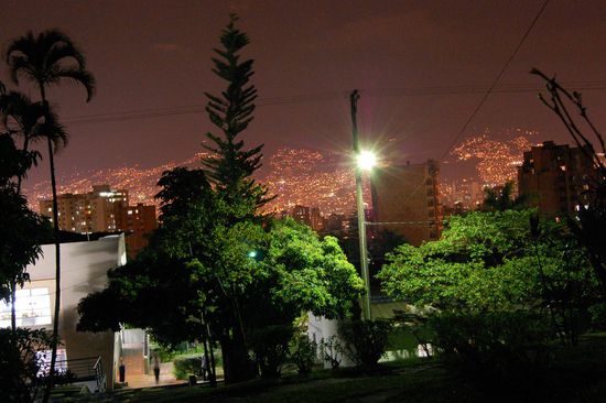 Und im Vordergrund eine geniale nächtliche Landschaft.