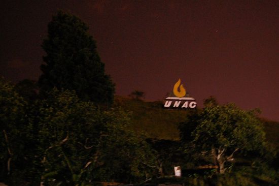 Das weithin sichtbare UNAC-Schild im Hintergrund.
