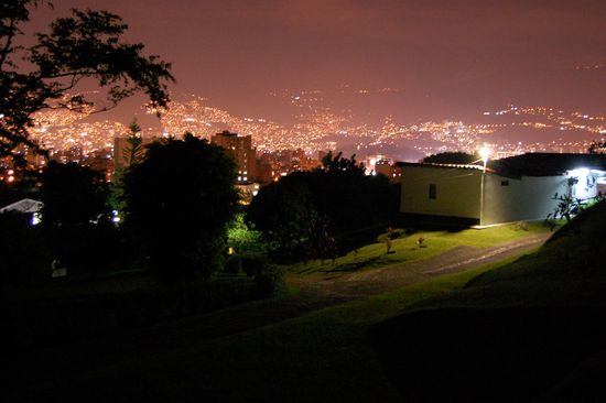 In der Nacht sieht man sehr schön, wie sich die Häuser Medellins bis in die Berge hoch erstrecken.