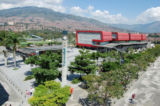 Von der Metrostation aus - im roten Gebäude gibt es ein Museum mit interaktiven Möglichkeiten - wir habens uns nicht angeschaut.