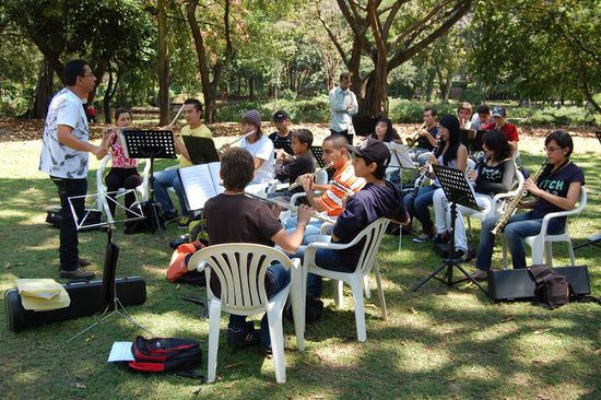 Die Jungs spielen hier die Querflöte, die Mädels die Klarinette. War moderne, sehr schräge Klassik, war interessant zuzuhören.