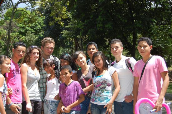 Wir wurden plötzlich von einer Horde Teenager überfallen. Hatten im Nu viele neue Fans!