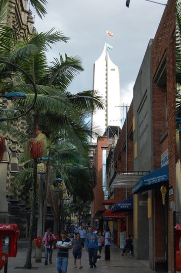 Das Gebäude soll eine Nähnadel mit Nadelöhr darstellen. Ist ein wichtiges Gebäude für die florierende Textilindustrie hier in Kolumbien.