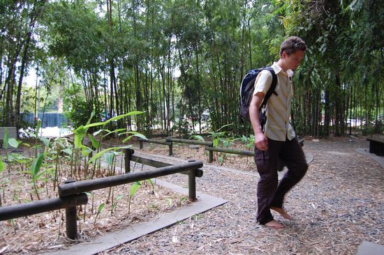 Wer schüttet Kieselsteine auf die Wege eines Barfußparks?