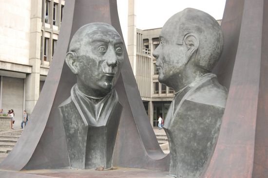 "Du, pstpst...ich hab gehört, dass der...vorhat und dann noch...was machen wir jetzt?"