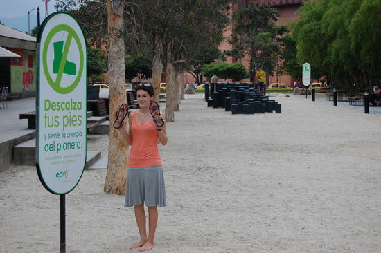 "Schuhe ausziehn, auch Flip-Flops!" Solche Stiefel, wie auf dem Schild abgebildet, tragen die hier wirklich auch in der Hitze recht gern...