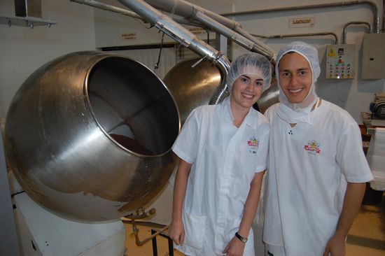 Mimi und Ferney vor einem Mixtopf