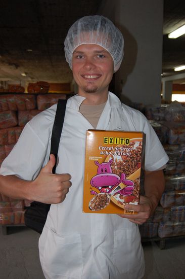 Das wird dann im Exito, dem riesigen Supermarkt im ganzen Land verkauft.