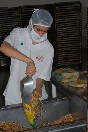 Hier im vierten Stock wird das fertig fabrizierte Müsli in die Verpackungen gefüllt.
