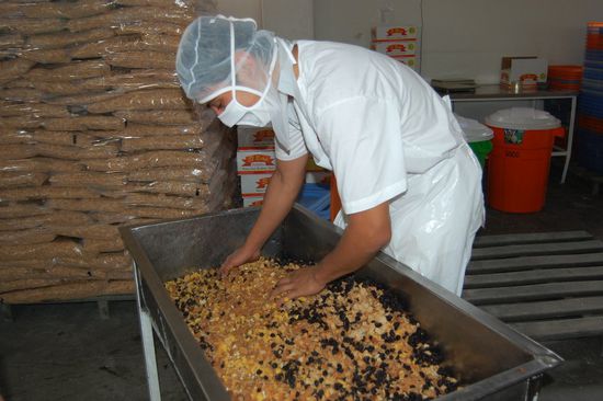 Unser spezieller Freund, der "Bandido", mischt die Cerealien mit der Hand durch.