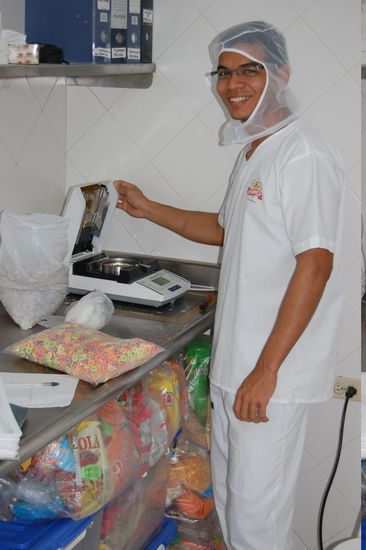 Yeison im Labor, wo von jeder Produktionsserie eine Probe ein Jahr lang aufbewahrt wird. Im Falle einer Reklamation kann von hier aus Ursachenforschung betrieben werden.