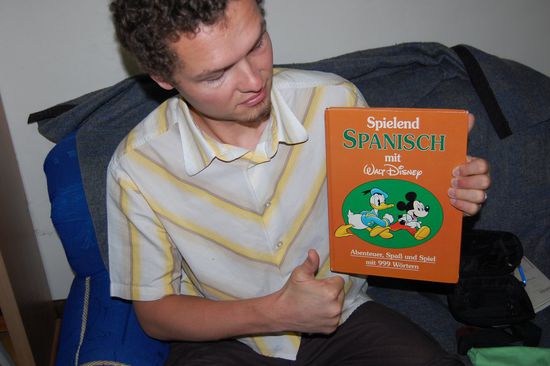 Eigentlich wollte ich dieses riesen fette Buch noch zu Hause durchlernen, nun begleitet es uns bis nach Südamerika weils so toll ist!  In Kuba werd ichs dann dem Markus mit nach Hause geben...
Danke llliebe Lllisa! 