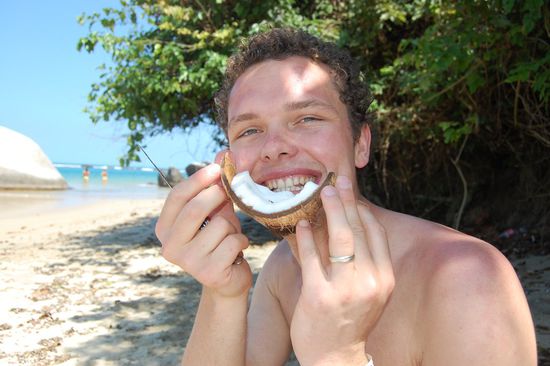 ... und Stefan die selbstgeknackte Kokosnuss. 