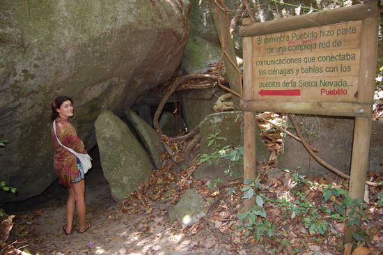 Hier gehts unten durch einen versteckten Felsentunnel...