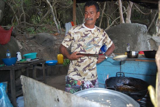 Unser Abendessen: Arepa mit Käse, Ei und Gemüse.
Seine Kids waren leider zu schüchtern, um sich fotografieren zu lassen. Sein Jüngster (vielleicht vier) hatte ein T-Shirt an: "Somos el futuro de Colombia" 