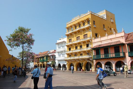 Kolonialbauten innerhalb der alten Stadtmauern