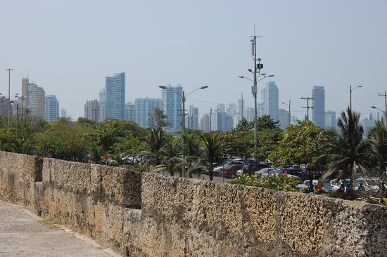 Skyline des modernen Cartagena (natürlich außerhalb der alten Stadtmauern  )