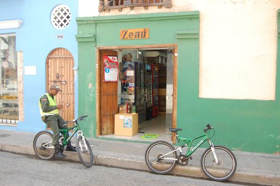 Polizei auf Mountainbikes 
Aber hier in den engen Altstadtgassen mit den vielen Leuten ist das wahrscheinlich die beste und schnellste Lösung.