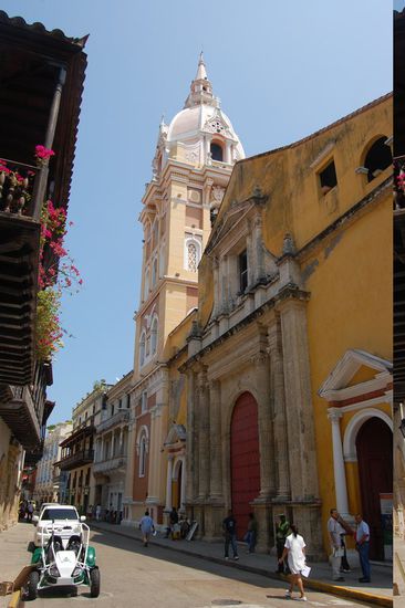 Noch eine andere der vielen Kathedralen, diesmal in rosa!