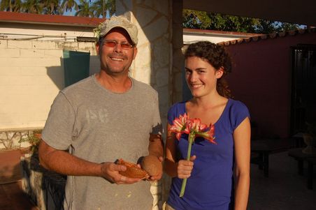 Eduardo hatte uns zum Essen eingeladen und Mimi Blumen aus dem Garten geschenkt.