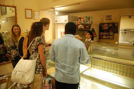 In einem Geschäft am Busterminal. Lily (ganz links) ist am grinsen weil Markus meinte, wir bekommen hier ganz sicher kein Brot und müssen den ganzen Tag fasten, und wir hier die letzten beiden Brote ergattern konnten! Traurig trotzdem, am frühen Morgen die leeren Regale zu sehen...