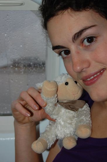 Hallo, ich bin Mica das Schaf! Hier sitze ich auf Mimis Schulter und winke euch von Paris nochmal zu!