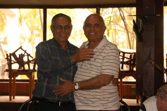 Links unser Pastor aus Holguin, der vor Ort viel organisiert hat, rechts Louis Leonor, unser fröhlicher Puerto Ricaner, der die gesamte Organisation seitens ShareHim überhatte.