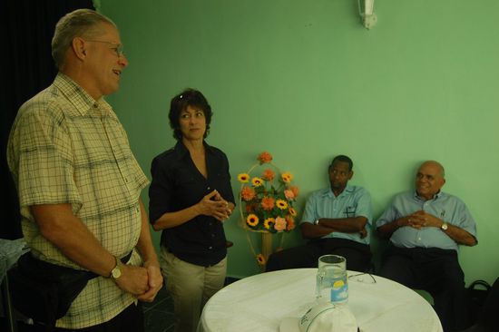 Jim erzählt uns seine spannende Lebensgeschichte, seine Frau Blanca, eine gebürtige Kubanerin, übersetzt ihn.