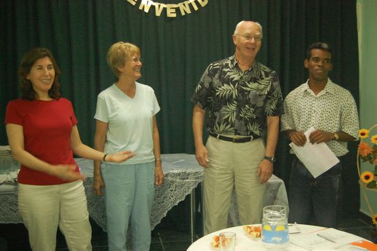 Dan &amp; Rosalie in der Mitte haben vor acht Jahren geheiratet, nachdem sie beide ziemlich zeitgleich verwitwet waren. Wir haben die beiden so ins Herz geschlossen! Rechts der Pastor ihrer Gemeinde und links Lisbeth beim Übersetzen ins Spanische.