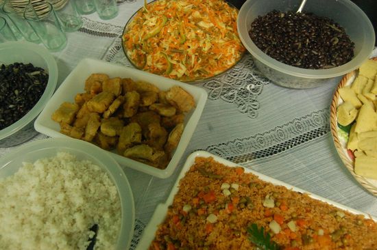 Nach dem Feedback gabs typische kubanische Küche: Reis, schwarze Bohnen, gebratene Bananen und diverse Früchte in Form von Salaten.