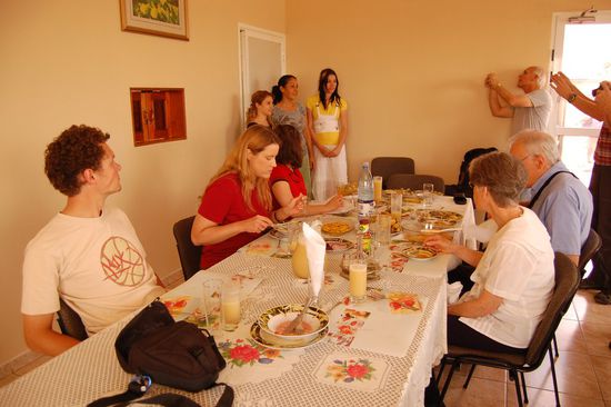 Ich denk, ich war da schon bei der Nachspeise... Im Hintergrund die drei Köchinnen, beliebte Photomodelle 