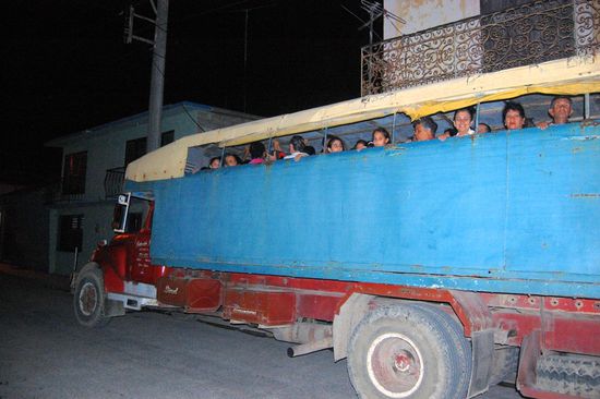 Der Truck voll mit Leuten