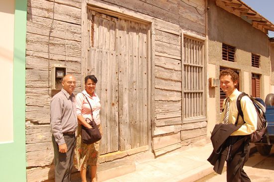 Mit Lilian und Juan vor ihrem derzeitigen Haus...