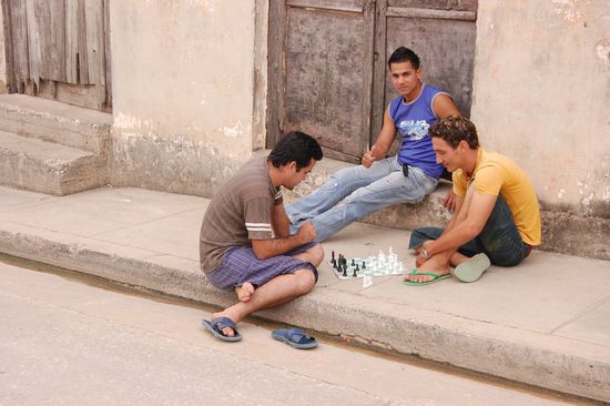 Jungs auf der Straße am Schachspieln