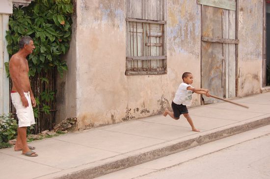 Ein Opa beim Baseball spieln mit seinem Enkel 