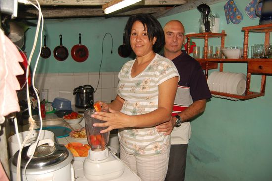 Lilian &amp; Juan beim Herrichten vom Abendessen in ihrer Küche.