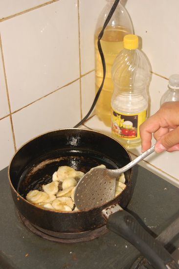 Bananen (Platanos, also Kochbananen) werden angebraten.