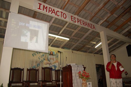 Milady, die Frau meines Übersetzers Robert gab immer den Ton an, die Texte projezierten wir immer auf eine Leinwand.