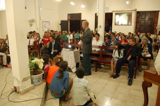 Rollentausch an den Montagen  Stefan beim Erzählen einer Kindergeschichte.