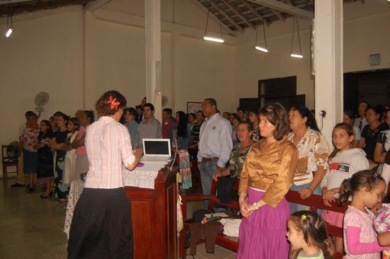 Mimi bei einem Gesundheitsvortrag. In der ersten Reihe Andi, die uns an einem Abend begleitet hat.