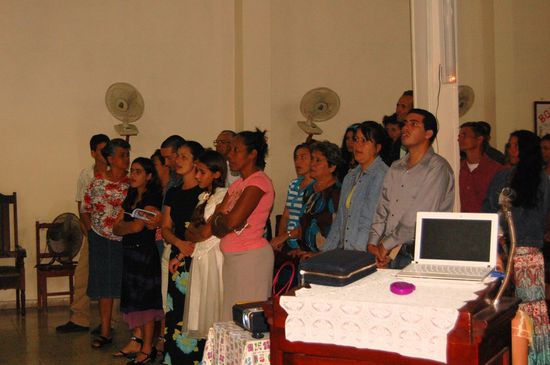 Die Gemeinde beim Mitsingen.