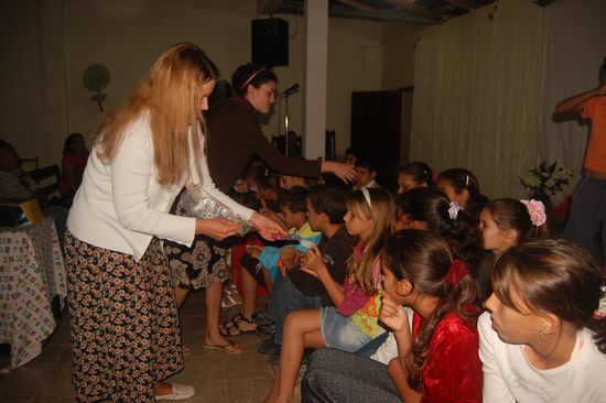 Lily und Mimi beim Verteilen von kleinen Geschenken an die Kinder.